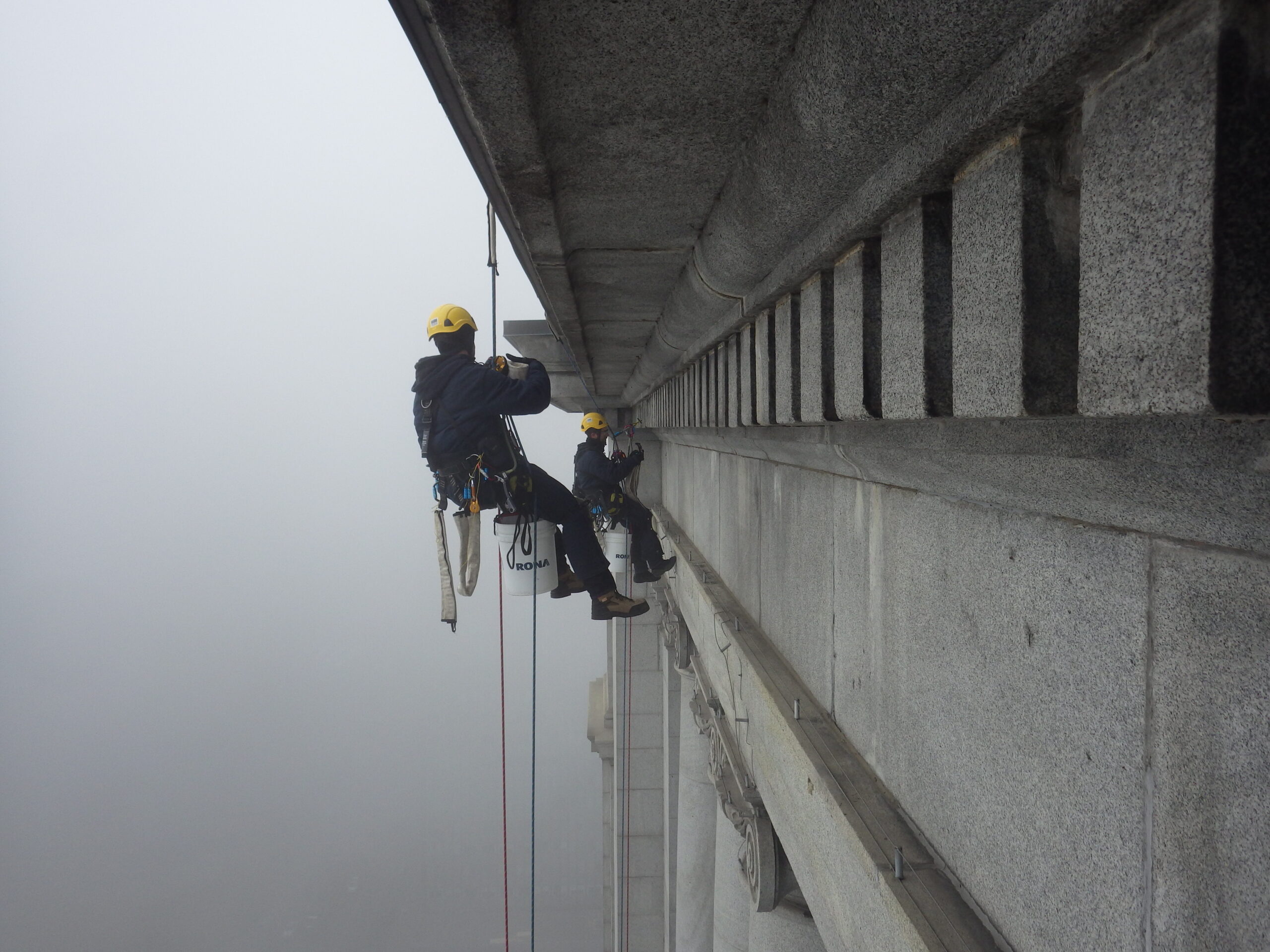 Cordiste en intervention sur site industriel